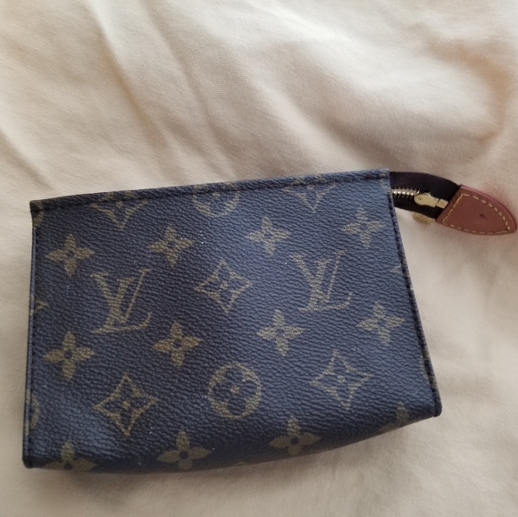 LOUIS VUITTON Classic Cosmetic Toiletry pouch Accessories/France - Picture 10 of 16